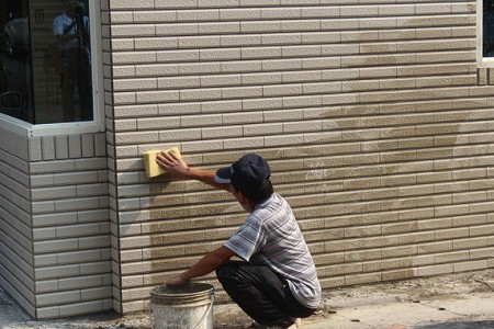 賴氏工程師傅正在進行磁磚修補工作