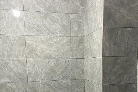 賴氏工程團隊在台中處理磁磚爆裂的專業施工現場