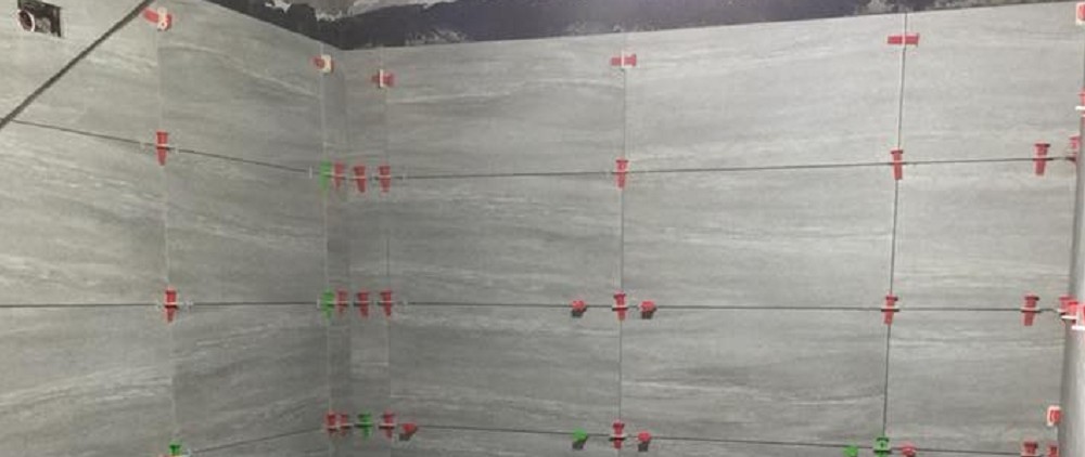 賴氏工程團隊討論台中磁磚爆裂處理方案