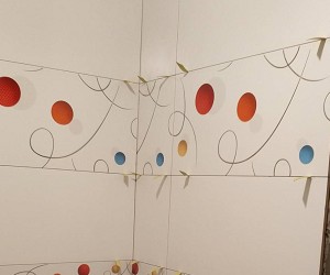 賴氏工程師傅進行外牆磁磚鋪設