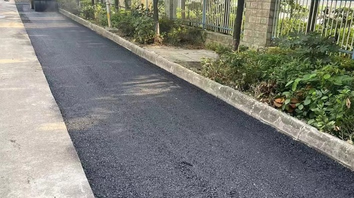 賴氏AC工程師檢視台中柏油路面狀況，準備進行修補