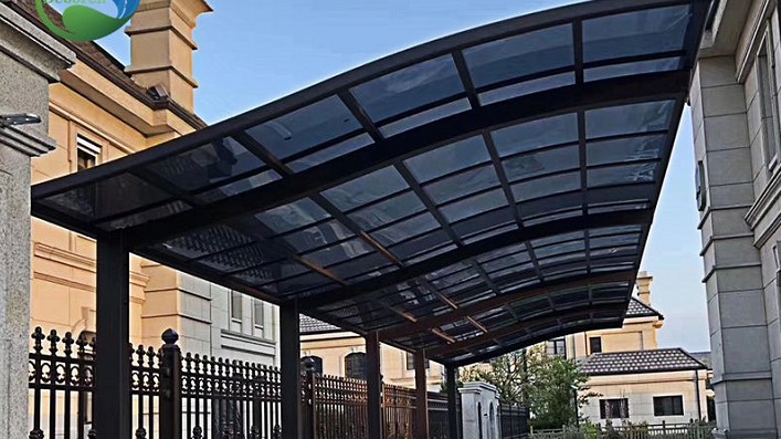 就伍吉採光罩的PC板採光罩，具備優異耐候性，適合大雅地區使用