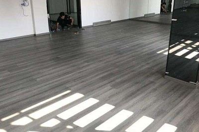 嘉鋐地板的SPC地板優點展示，強調結構性