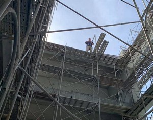 海岸線鷹架資深團隊成員阿福，具20年鷹架服務經驗