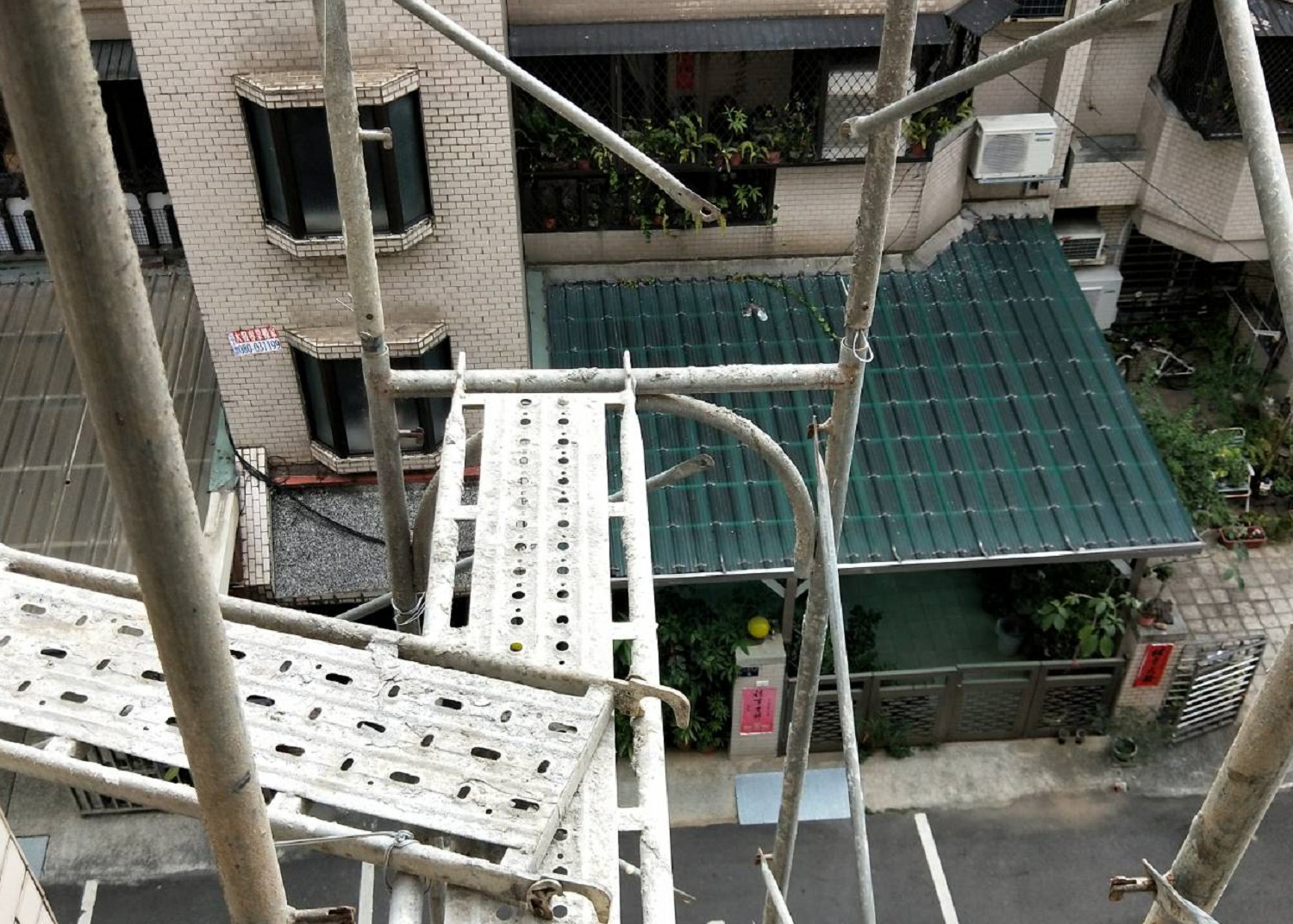 賴氏鷹架專業團隊在台中進行鷹架工程施作，確保安全與品質